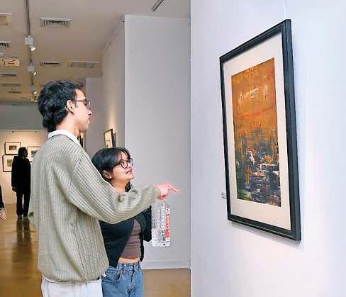 प्रकृति के रंगों से उकेरा भावनाओं का 'अस्तित्व'