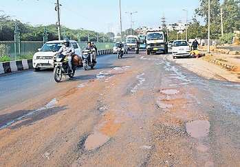 इन सड़कों को भी मिले गड्ढों से मुक्ति