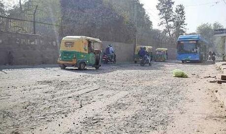 बदहाल सड़कों से उड़ती धूल लोगों को बना रही बीमार