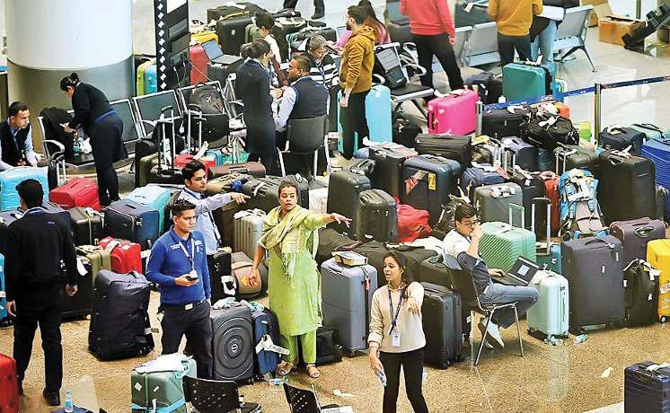 टर्मिनल एक पर लगा यात्रियों के लगेज का अंबार, सुपुर्दगी में कछुए से भी धीमी चाल
