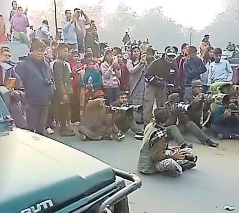 पीलीभीत टाइगर रिजर्व में बाघ को सफारी वाहनों ने घेरा