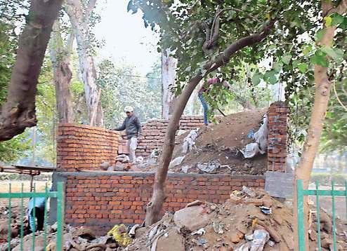 फिर से बनाया जा रहा पटेल पार्क का क्षतिग्रस्त चबूतरा
