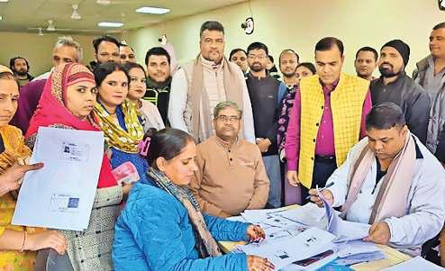 मुफ्त गैस कनेक्शन के लिए भरवाए गए फार्म