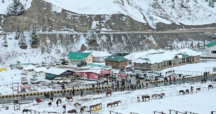 कश्मीर में बर्फबारी, श्रीनगर-लेह हाईवे पर यातायात बंद
