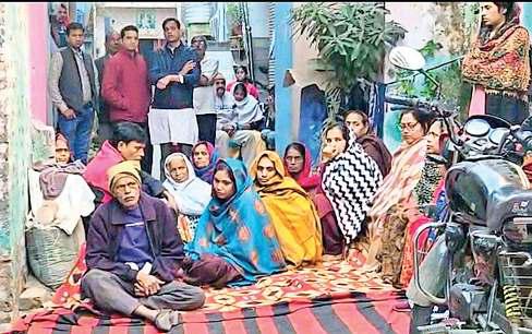 दोस्तों को खाना देने जा रहे युवक की चाकू से गोदकर हत्या