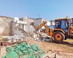 पूरे गांव को वक्फ संपत्ति बताने का दावा खारिज, चला बुलडोजर