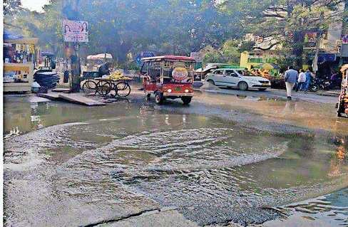 ईस्ट आफ कैलाश में 10 वर्ष से सीवर जाम, सड़कों पर बहता है गंदा पानी