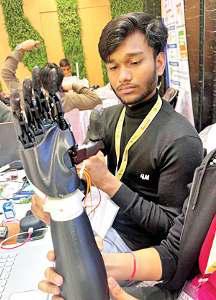 सिर्फ आवाज पर भी काम करेगा ये हाथ, दिव्यांगों के लिए वरदान
