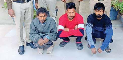 मकान में घुसे दो चोरों में से एक नीद लगने पर सोया, पुलिस ने गैंग को पकड़ा