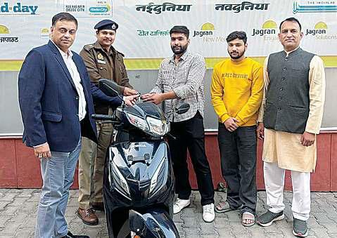 मेरठ के रोहन ने जीती स्कूटी