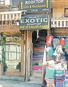 प्रशासनिक संरक्षण में फल-फूल रहा बार व क्लब का धंधा