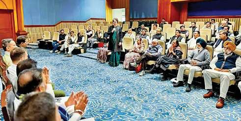 सांसदों के लिए राहुल की बुलाई बैठक में थरूर शामिल नहीं हुए