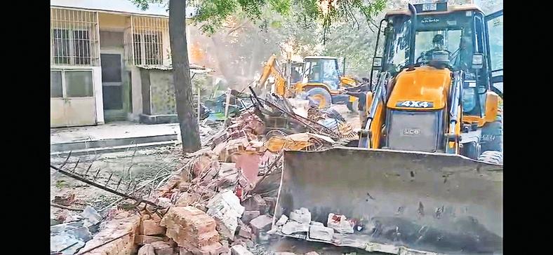 सैनिक फार्म के ग्रीन एरिया में बनाए गए बंगले पर चला बुलडोजर