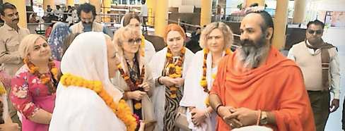 पशुपतिनाथ मंदिर में यूक्रेनी महिलाओं ने की रूस- यूक्रेन युद्ध विराम की कामना रूस-यूक्रे