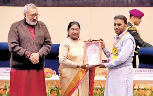 पीढ़ियों से तराश रहे नक्काशी का हुनर, बिखेर रहे काष्ठ कला का जादू