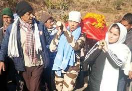 सात बेटियों ने पूर्व सैनिक पिता की चिता को दी मुखाग्नि