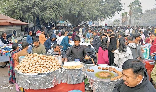 यूनेस्को की बैठक के बाद फिर फुटपाथ पर सजने लगे बाजार