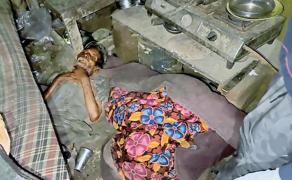 खंडहरनुमा मकान में जिंदा इंसान को खाते रहे चूहे, शरीर पर थे कीड़े
