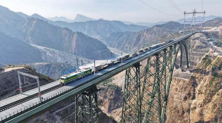 ट्रेन से पहली बार कश्मीर पहुंचीं तोपें और टैंक