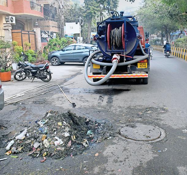 ईस्ट आफ कैलाश में सीवर ओवरफ्लो की समस्या का जल्द होगा समाधान