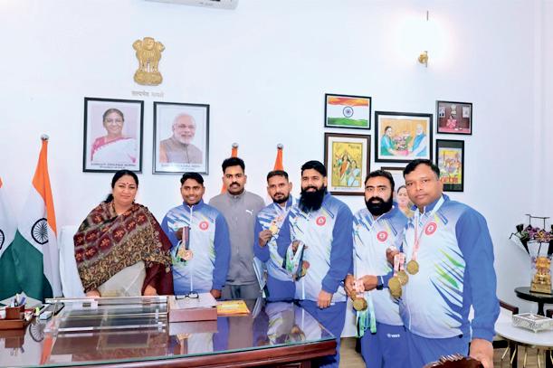 पैरा नेशनल ड्रैगन बोट चैंपियन खिलाड़ियों को सम्मानित किया
