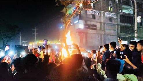 बांग्लादेश में हिंदू युवक की पीटकर हत्या, पेड़ से बांधकर जलाया शव