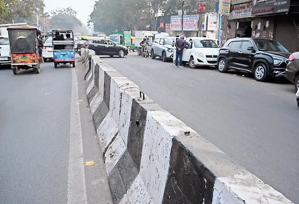 सड़कों से जेब्रा लाइन तो कहीं रिफ्लेक्टर गायब, कोहरा छाने पर बढ़ गई परेशानी