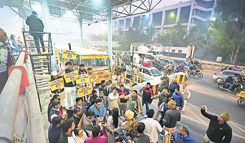 टोल से लग रहे जाम आप ने उठाया मुद्दा, महापौर ने कहा- बना रहे फ्री लेन सिस्टम