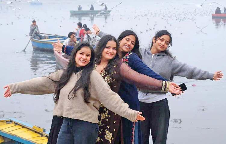 नववर्ष के जश्न में डूबे एनसीआर के लोग, खूब की मस्ती