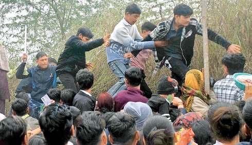 लोटस टेंपल व कालकाजी मंदिर में उमड़े श्रद्धालु
