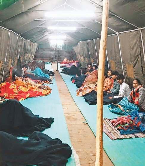 कड़ाके की ठंड में इलाज से पहले पर्चा ले रहा 'परीक्षा'
