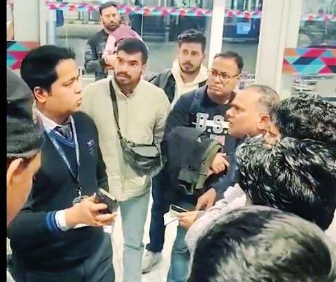 एयरपोर्ट पर इंडिगो यात्रियों ने किया हंगामा