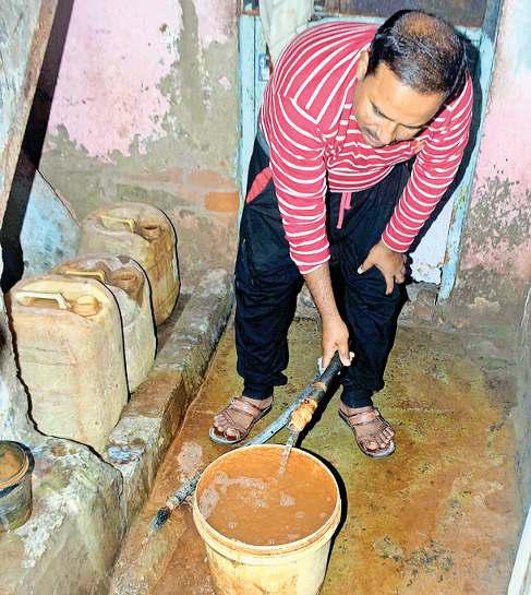 कूड़े के पहाड़ ने दूषित किया पानी, 30% आबादी पी रही ' धीमा जहर'