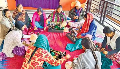 हुनरमंद हाथों ने गरीबी पर चलाई 'कैंची'