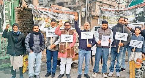 दो महीने से सड़क पर नाले का पानी, तीन लाख की आबादी झेल रही परेशानी
