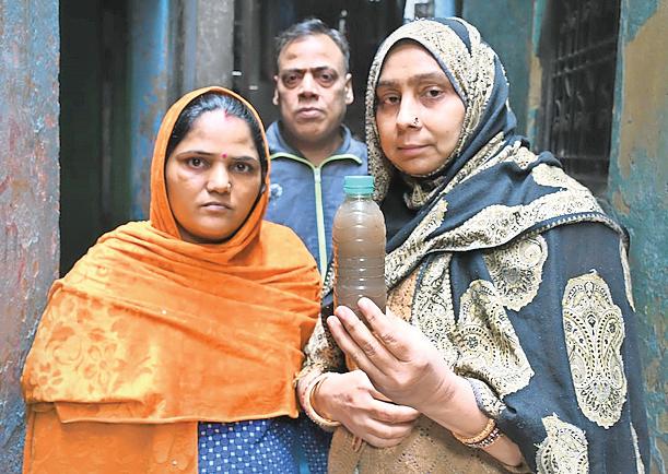 जर्जर पाइपलाइनों से आ रहा गंदा पानी, बोतलबंद पानी है मजबूरी