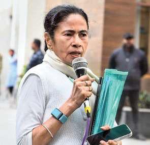 कोलकाता में आइ-पैक कार्यालय पर ईडी का छापा, तिलमिलाईं ममता ले गईं दस्तावेज