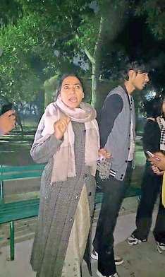 नशे का अड्डा बना वसुंधरा एन्क्लेव सिटी पार्क, छापे में मिली घर से भागी लड़की