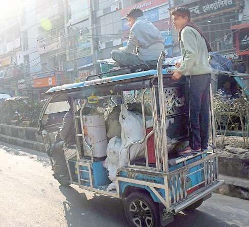 सड़कों पर बेखौफ दौड़ रहे ई-रिक्शा