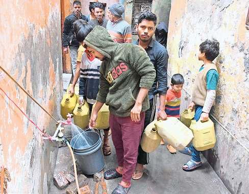 मध्य दिल्ली में गंदे पानी की समस्या से जूझ रहे लोग, नहीं सुन रहा कोई