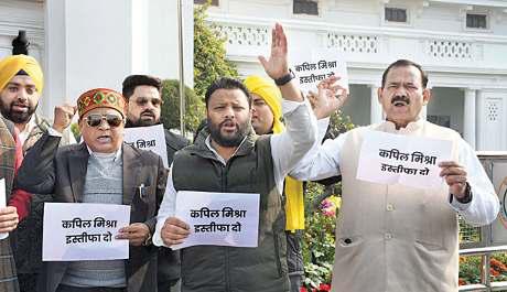 भाजपा नेताओं ने किया सिख गुरुओं का अपमान: आप
