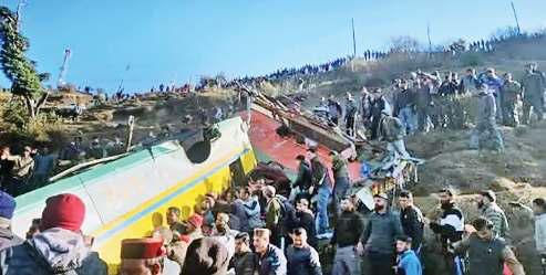सड़‌क पर जमे पानी पर फिसल खाई में गिरी ओवरलोड बस, 14 की मौत