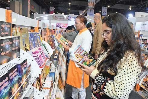 गायत्री परिवार के स्टाल पर 3200 विषयों पर किताबें