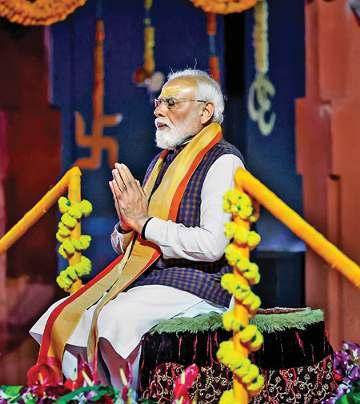 मोदी ने सोमनाथ मंदिर में किया ओमकार मंत्रोच्चार, इतिहास बताता ड्रोन शो देखा