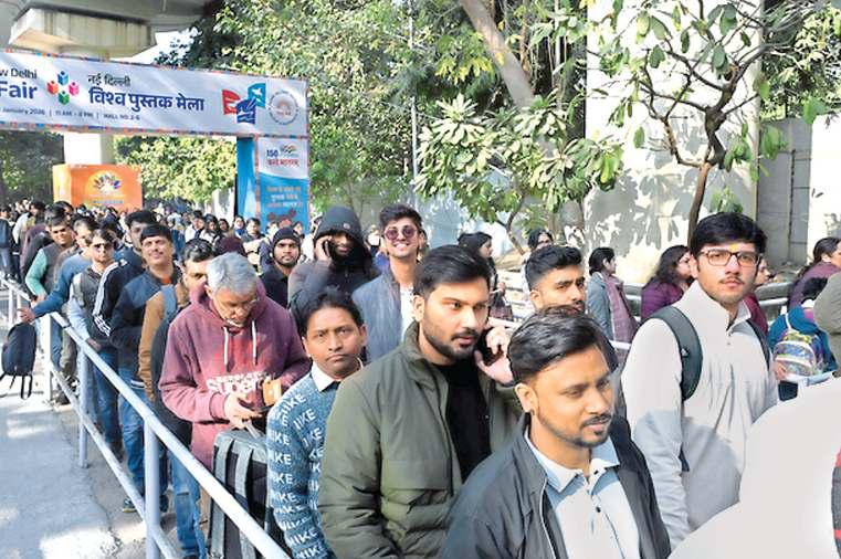 किताबों की दुनिया में जाने को एक घंटे तक कतार में लगे रहे लोग