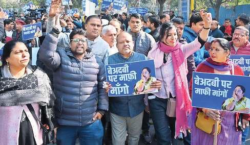 प्रदर्शन करने भाजपा मुख्यालय जा रहे आप कार्यकर्ता रोके