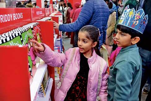मोबाइल पर मनोरंजन भरपूर, लेकिन जेन जी किताबों से भी नहीं दूर