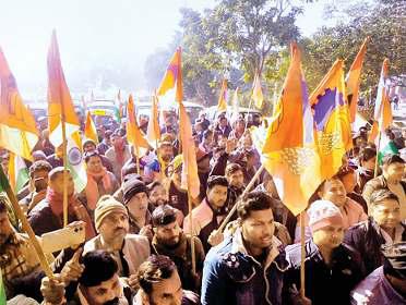 नई दिल्ली रेलवे स्टेशन पर आटो- टैक्सी चालकों ने किया प्रदर्शन