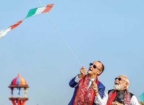 जर्मन चांसलर मर्ज ने मोदी संग उड़ाई पतंग