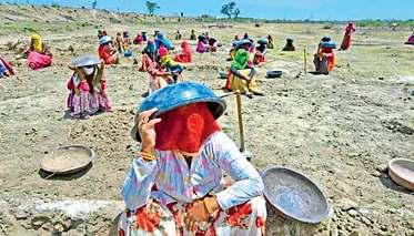मनरेगा में फर्जीवाड़ा, 80 साल के बुजुर्गों को थमाया फावड़ा